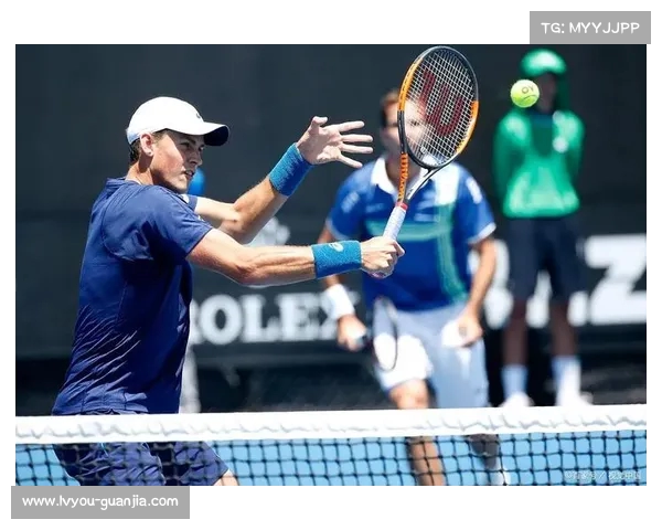 网球比赛现场观众热情洋溢 共同见证激烈对决与精彩时刻